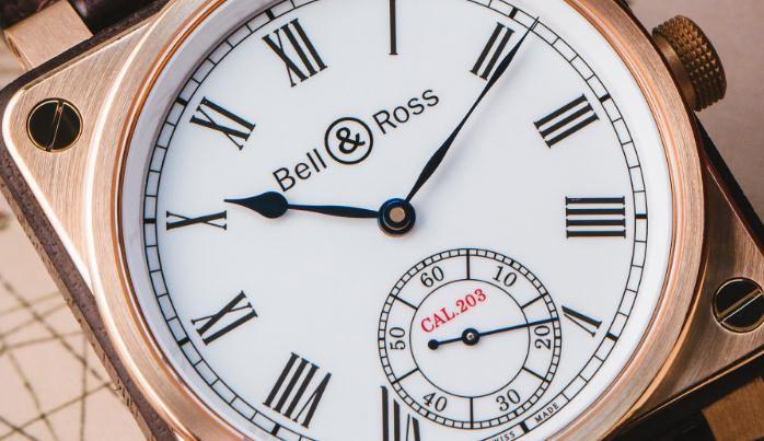 The white dials have black hour markers and blue hands, carried with classic and retro feelings.