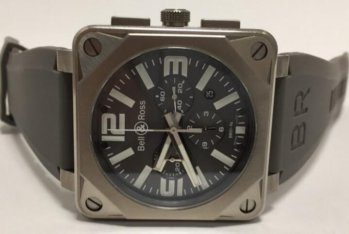 The grey dials have a great readability in any case.