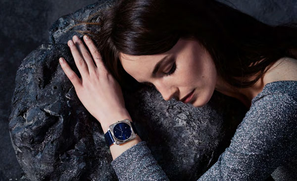 The blue dial Bell & Ross sets off the women very fascinating.