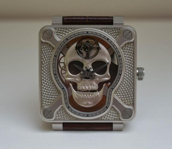 The movement has been designed especially for this skull model.