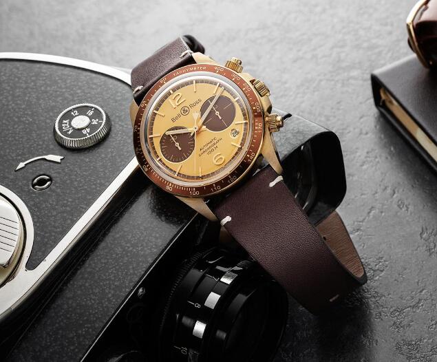 The bronze case and champagne dial reproduces the brilliance of the vintage gold watches in 1950s.