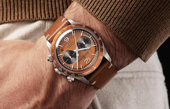 The brown leather strap enhances the retro style of this model.