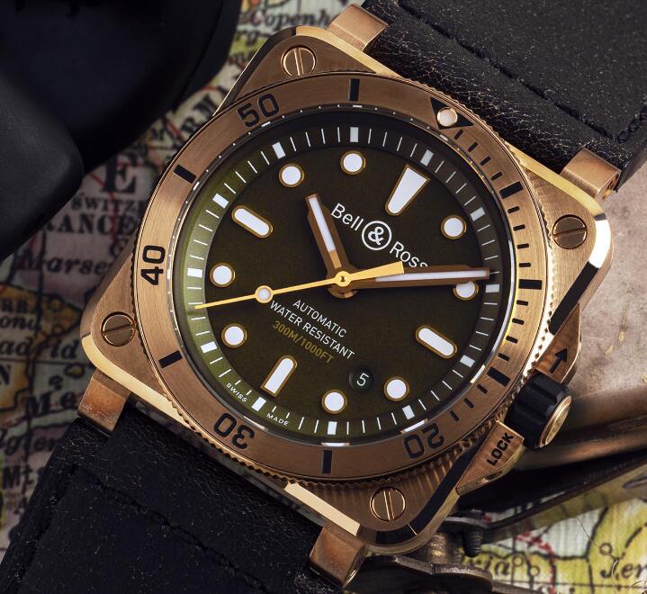 The green dial and bronze case exude a vintage temperament.