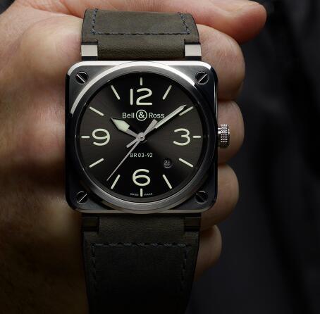 The oversized Arabic numerals hour markers guarantee good readability.