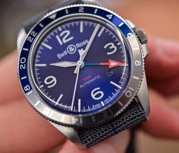 The oversized hour markers ensure the great readability.