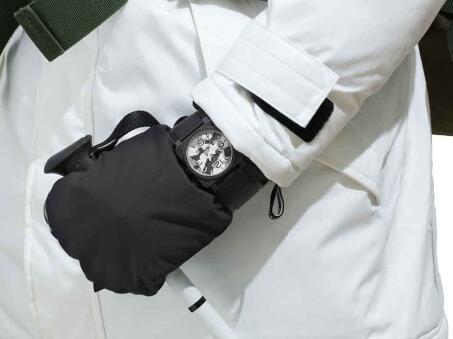 The timepiece will reinforce the charm of men perfectly.