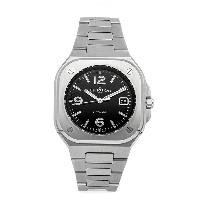 The oversized Arabic numerals hour markers ensure the good readability.