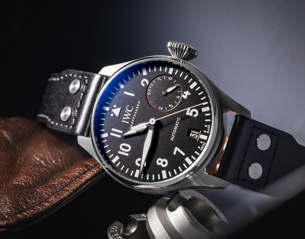 Cheap UK AAA Fake IWC Pilot’s Watches In Three Different Sizes — Which Is Right For You?
